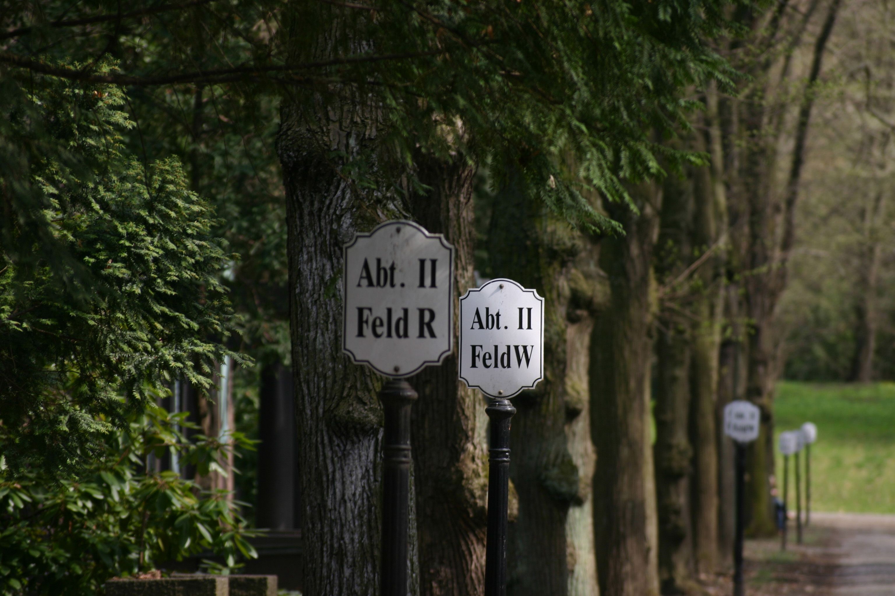 Wegweiser zu alphabetisch und numerisch bezeichneten Grabfeldern auf dem Jüdischen Friedhof Weißensee