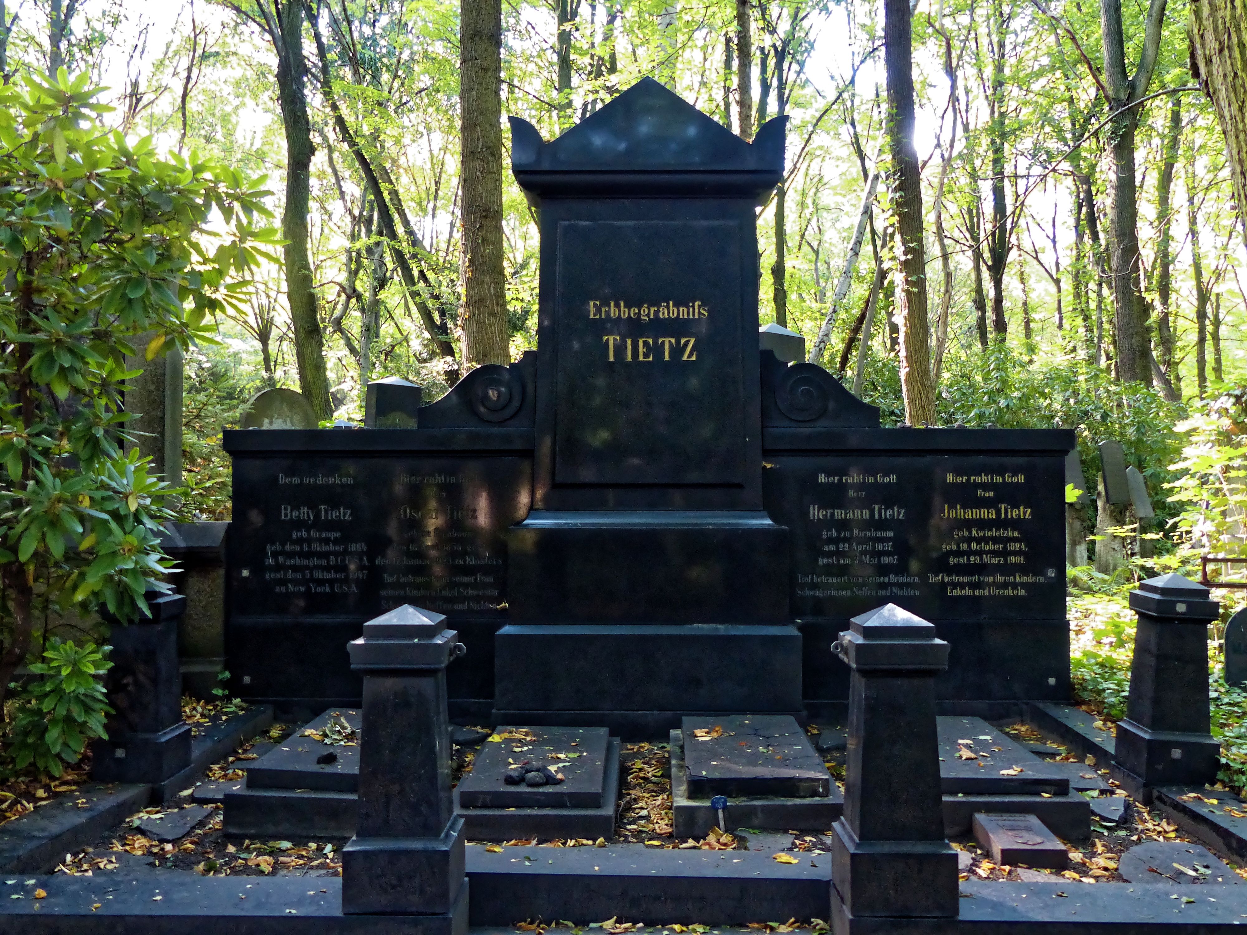 Erbbegräbnis von Hermann Tietz auf dem Jüdischen Friedhof Weißensee