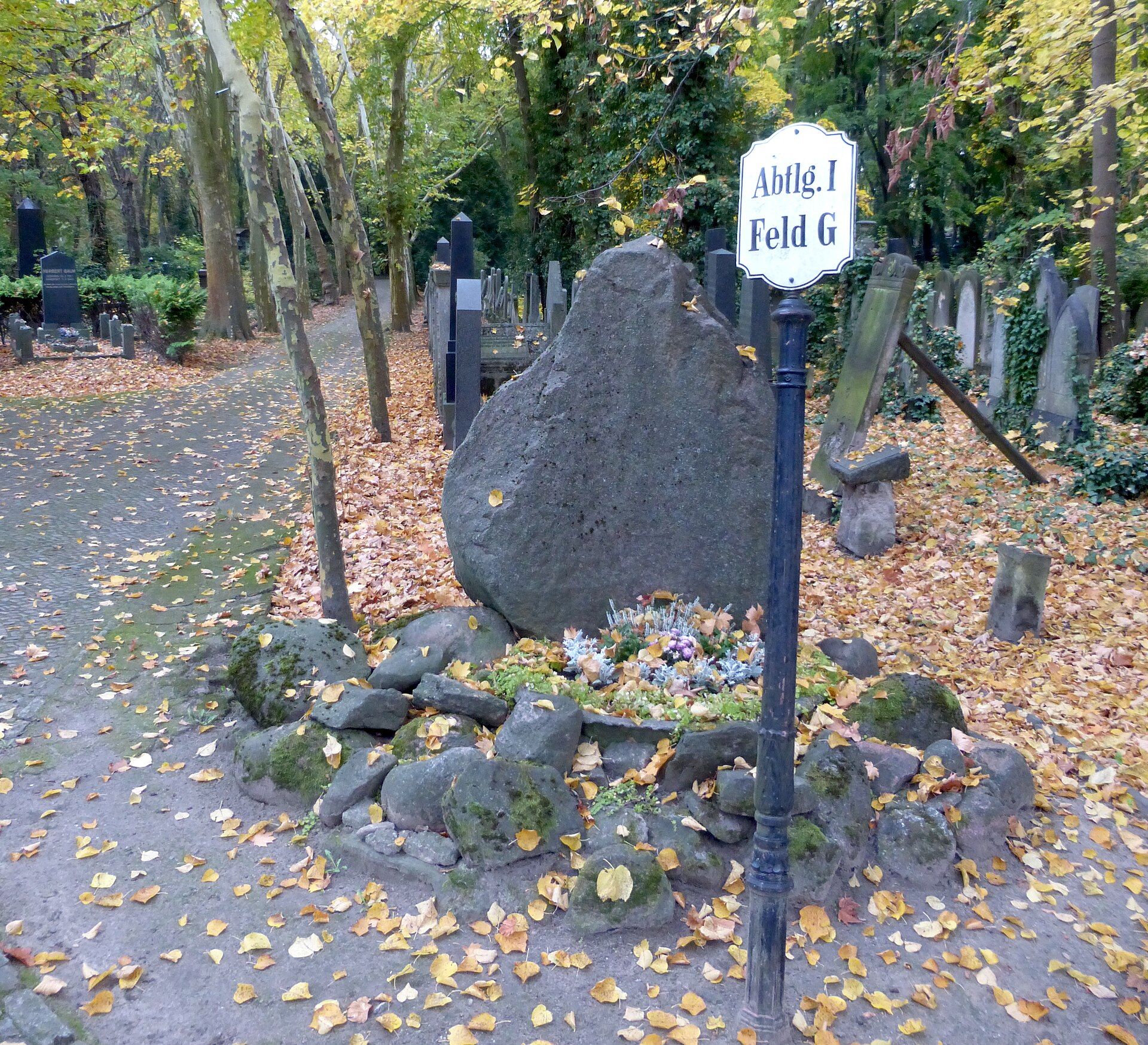 Bewaldeter Weg zwischen Grabstätten auf dem Jüdischen Friedhof Weißensee